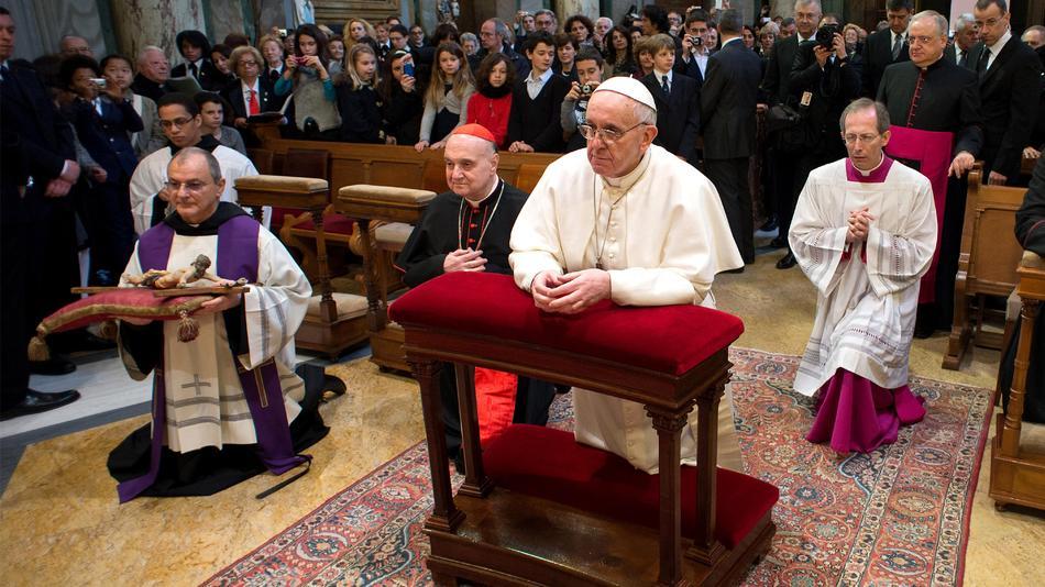 pope-francis_kneeling2013
