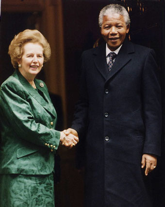 Margaret-Thatcher-and-Nelson-Mandela_shake-hands