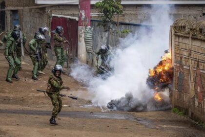 Police clash with anti-government protesters in Kenya