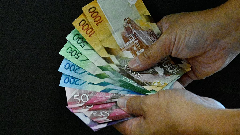 Kenyan shilling falls to a record low compared to the US dollar.