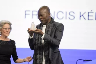 Burkina Faso: Francis Kéré receives WEF crystal award for social change