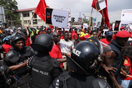 Mali finance workers extend strike