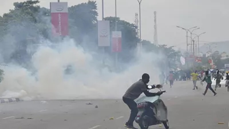 Nigerian security forces clash with journalists and protesters