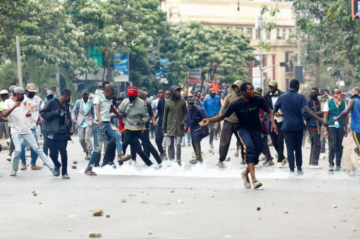 Kenyan protester shot at close range by police officer