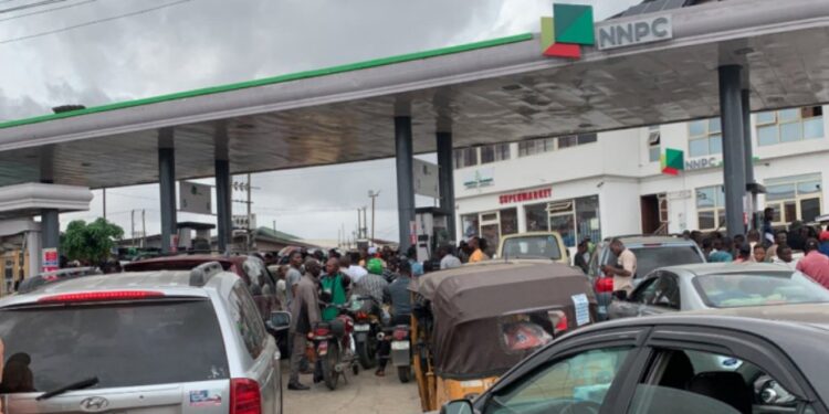 NNPCL raises petrol price to ₦915 per litre amid global oil surge